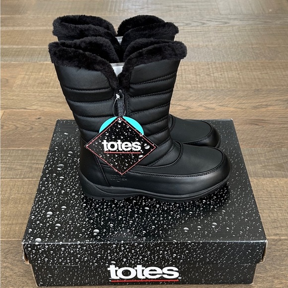 Tote’s Women’s Waterproof Snowboots - Picture 1 of 4